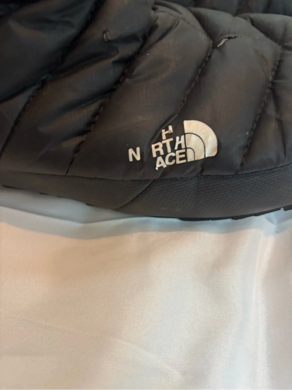 The North Face women’s Quilted Slip-On thermoball - Black